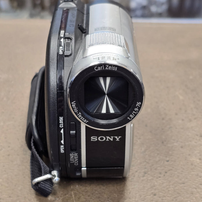 Sony DCR-DVD610 Handycam Camcorder Package (NTSC) S# 1293400